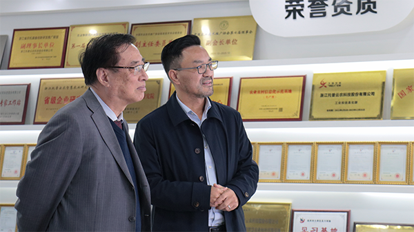 中國農(nóng)業(yè)科學(xué)院原院長、中國農(nóng)業(yè)國際合作促進(jìn)會(huì)名譽(yù)會(huì)長翟虎渠蒞臨托普云農(nóng)考察指導(dǎo)